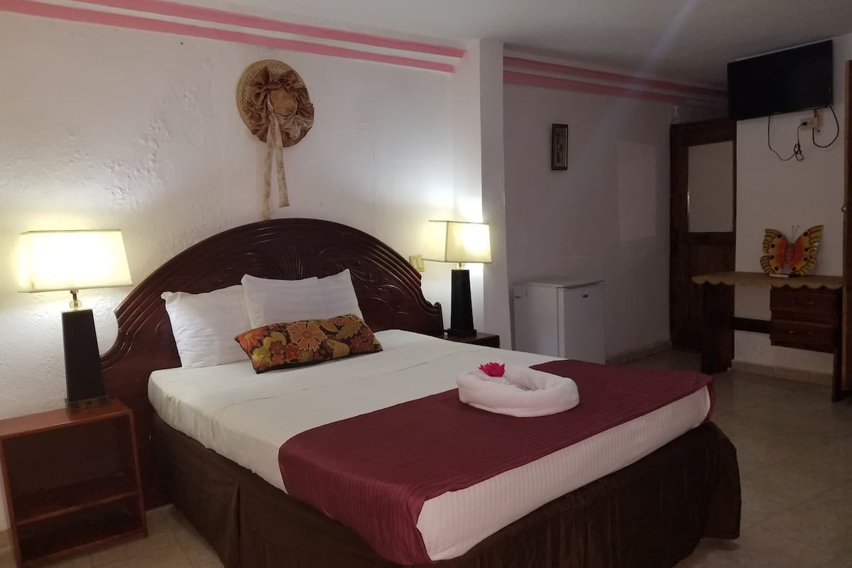 Premium bedding, desk, free WiFi
