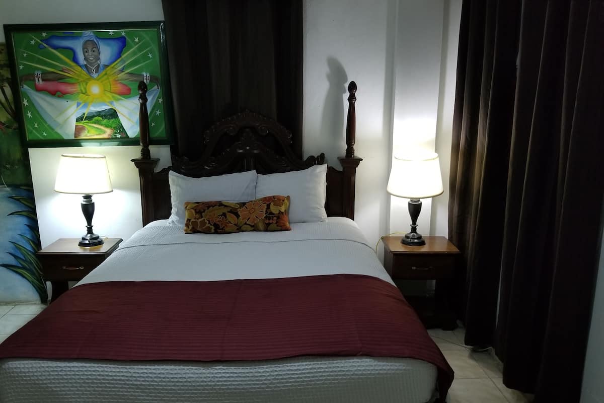 Premium bedding, desk, free WiFi