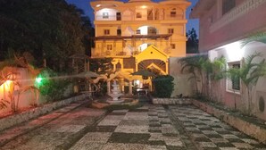 Front of property – evening/night - Hotel Jaclef Plaza (Jacmel)