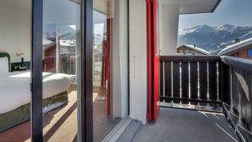 Deluxe-Zimmer, Terrasse | Blick auf die Berge