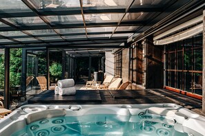 Sauna, Whirlpool, Dampfbad, Körperbehandlungen, Warmsteinmassagen