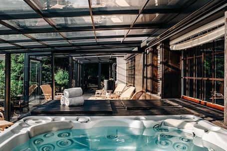 Sauna, tina de hidromasaje, baño de vapor y tratamientos corporales