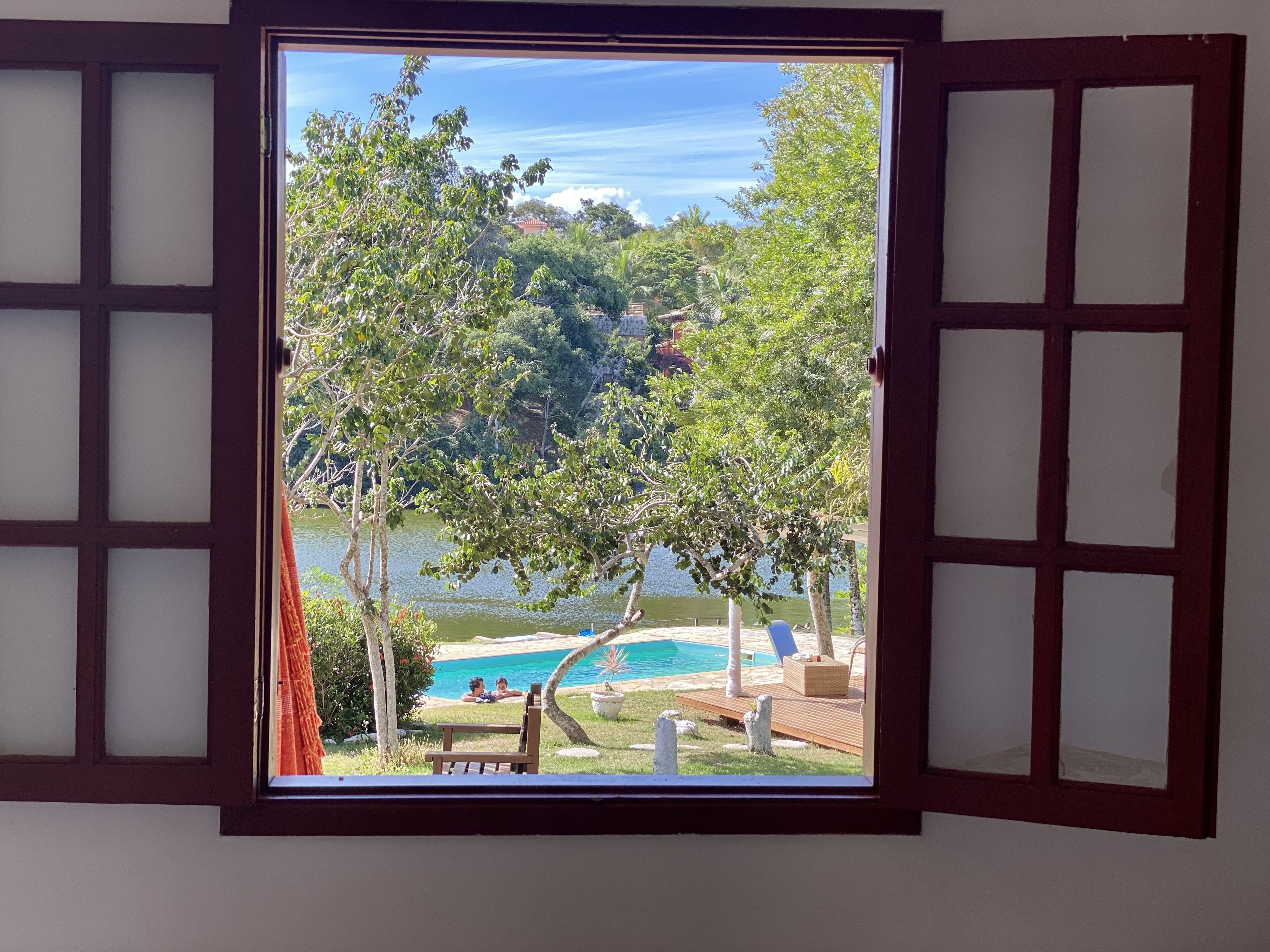 Suíte Deluxe: Vista lago e piscina | View from room
