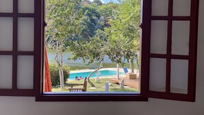 Suíte Deluxe: Vista lago e piscina | View from room - Le Jardin Búzios (Búzios)