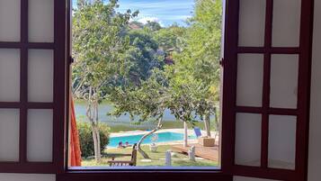 Suíte Deluxe: Vista lago e piscina | View from room