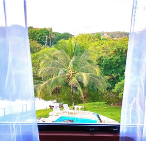 Mezzanino Deluxe Varanda: Vista lago e piscina | View from room - Le Jardin Búzios (Búzios)