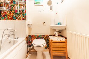 Basic Double Room | Bathroom | Bathtub, hair dryer, towels - Tony Asga - Aisha.Sakina Apartments (Edinburgh)