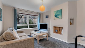 Habitación básica doble | Área de sala de estar | Televisión de 40 pulgadas con canales por cable y tenis de mesa