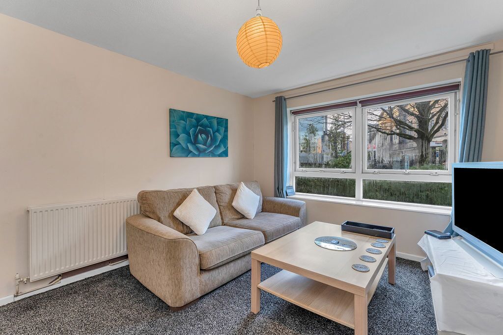 베이직 더블룸 | 거실 공간 | 케이블 채널 시청이 가능한 40인치 TV, 탁구