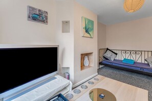 Basic Double Room | Living area