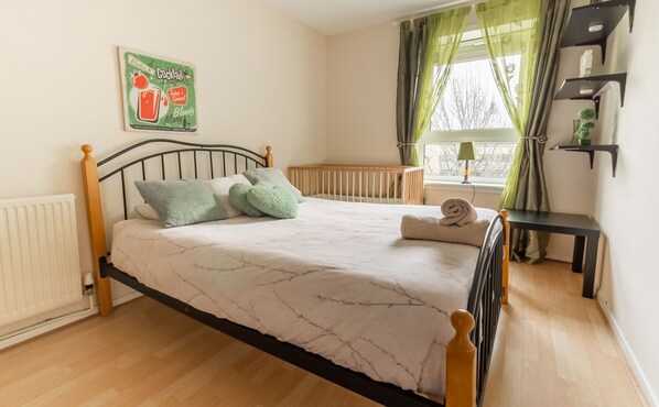 Basic Double Room | 1 bedroom, iron/ironing board, free WiFi, bed sheets - Tony Asga - Aisha.Sakina Apartments (Edinburgh)