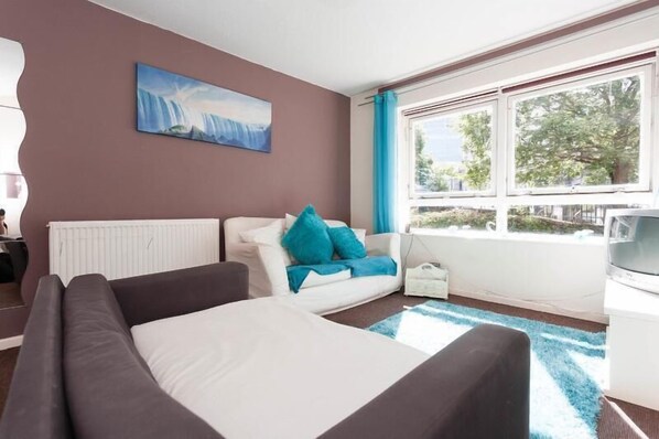 TV, DVD player, iPod dock - Tony Asga - Sakina Apartment (Edinburgh)