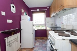 Fridge, microwave, stovetop