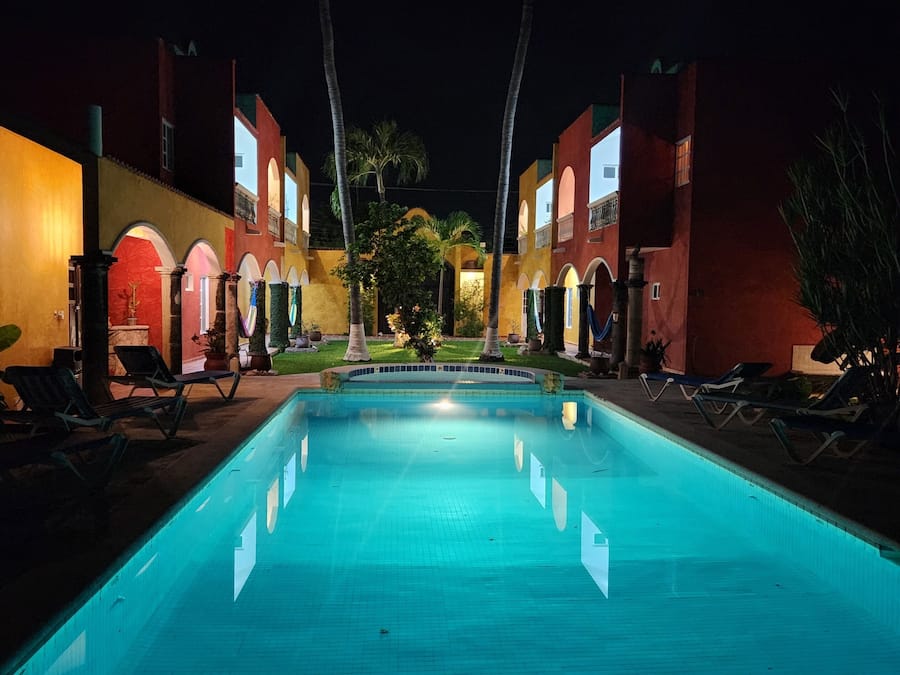 Utendørsbasseng og solsenger