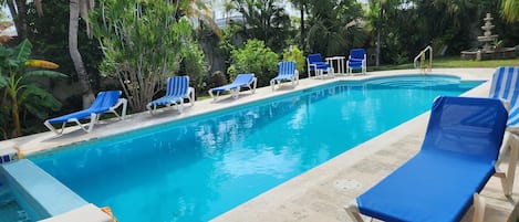 Piscina externa, espreguiçadeiras