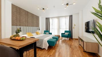 Luxe beddengoed, verduisterende gordijnen, geluiddichte muren