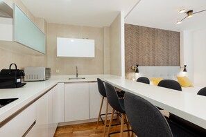 Full-sized fridge, microwave, stovetop, coffee/tea maker - Debambú (Málaga)