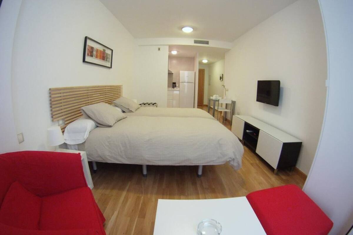 Luxe beddengoed, verduisterende gordijnen, geluiddichte muren