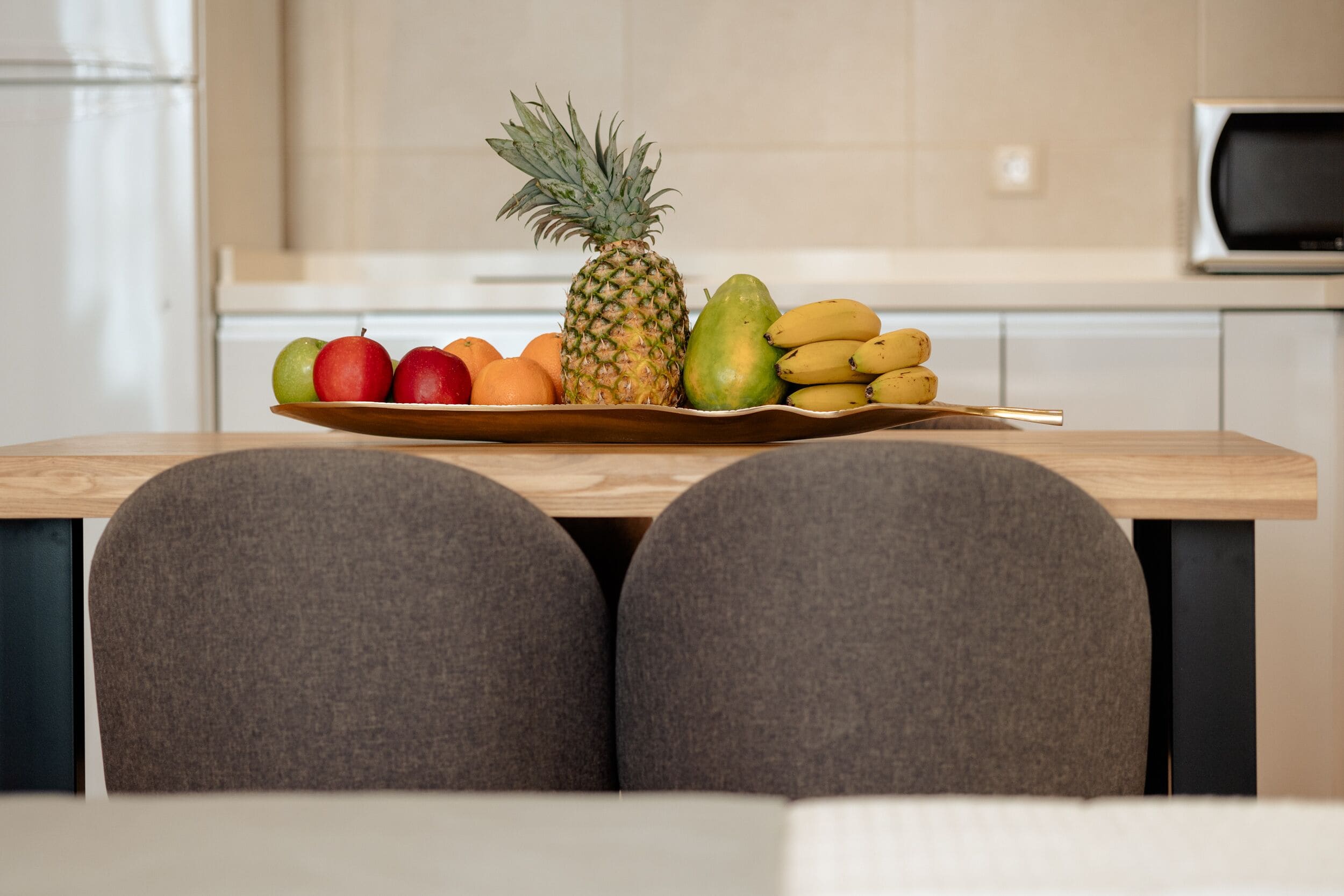 Frigorífico grande, microondas, placa de cocina y cafetera o tetera