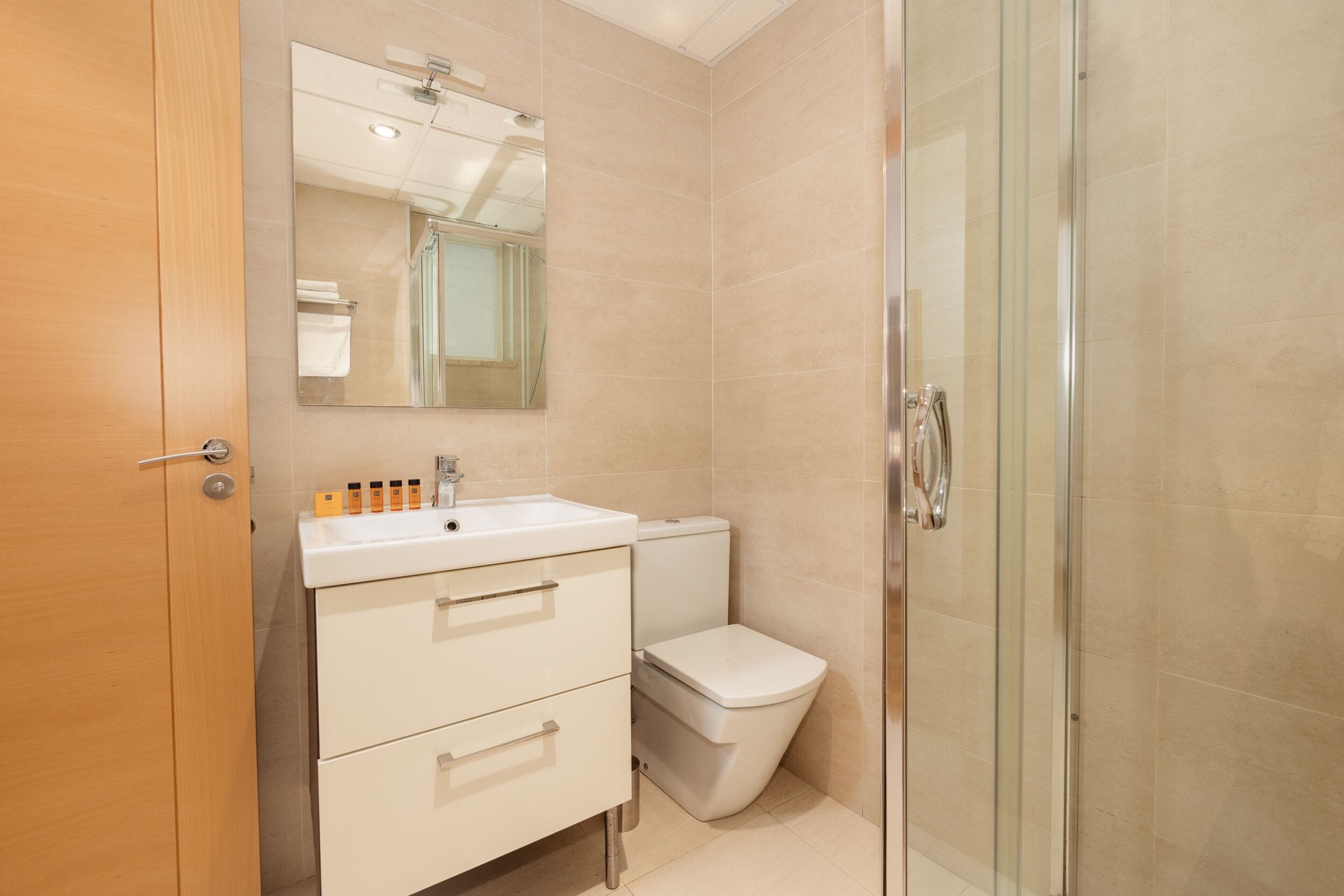 Studio | Badkamer | Een douche, gratis toiletartikelen, een haardroger, handdoeken