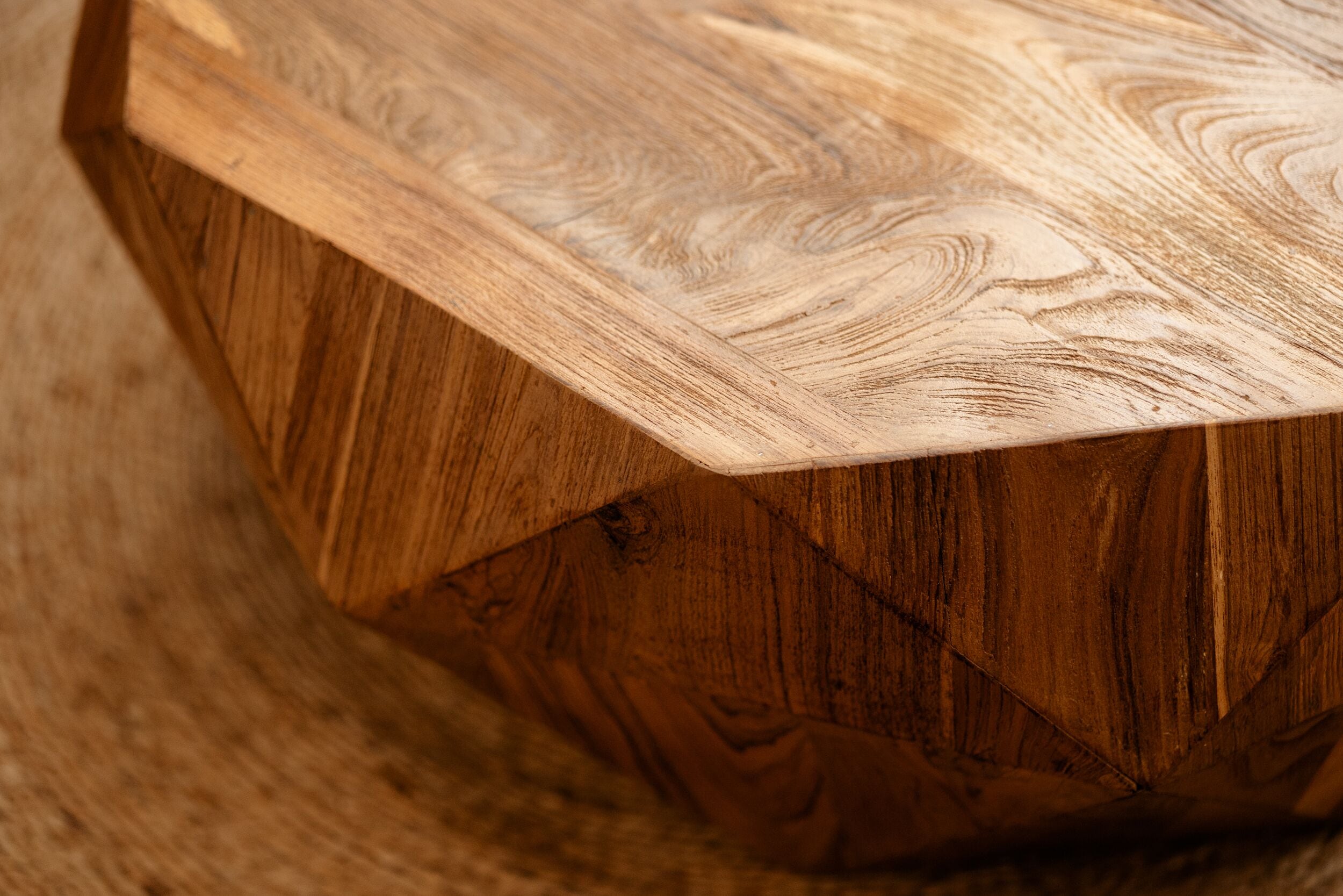 Primer plano de una mesa de madera con un diseño geométrico.