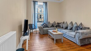 22-inch TV with cable channels - Tony Asga - Jasmine Apartment (Edinburgh)