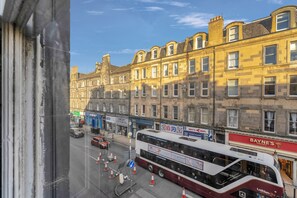 View from room - Tony Asga - Jasmine Apartment (Edinburgh)