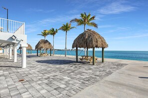 Utendørsbasseng og solsenger