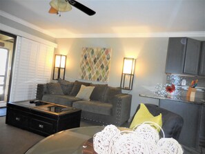 Comfort-Apartment, 1 Schlafzimmer | Wohnbereich | Flachbildfernseher, Tischtennisplatte