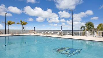 Una piscina al aire libre (de 07:00 a 22:00), tumbonas