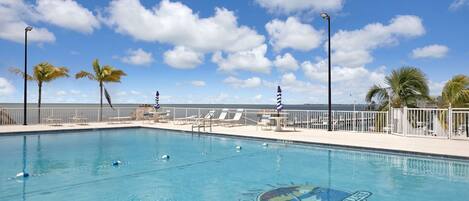 Una piscina al aire libre (de 07:00 a 22:00), tumbonas