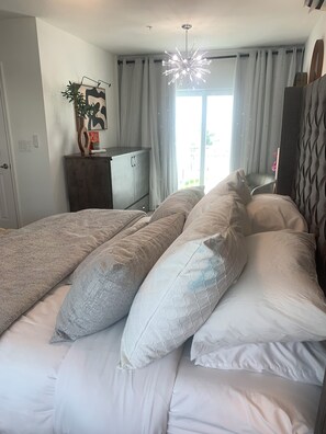 1 bedroom, Egyptian cotton sheets, premium bedding, pillow-top beds - 1 Island Hideaway in the Keys (Marathon)