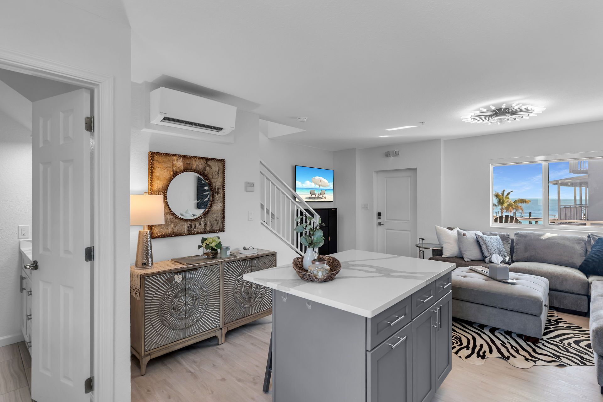 Flatscreentelevisie en een tafeltennistafel