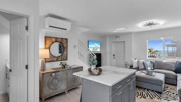 Flatscreentelevisie en een tafeltennistafel