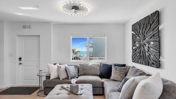 TV a schermo piatto, tavolo da ping pong