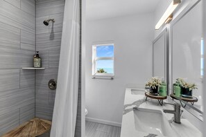 Zuhanyzó, hajszárító és törölközők