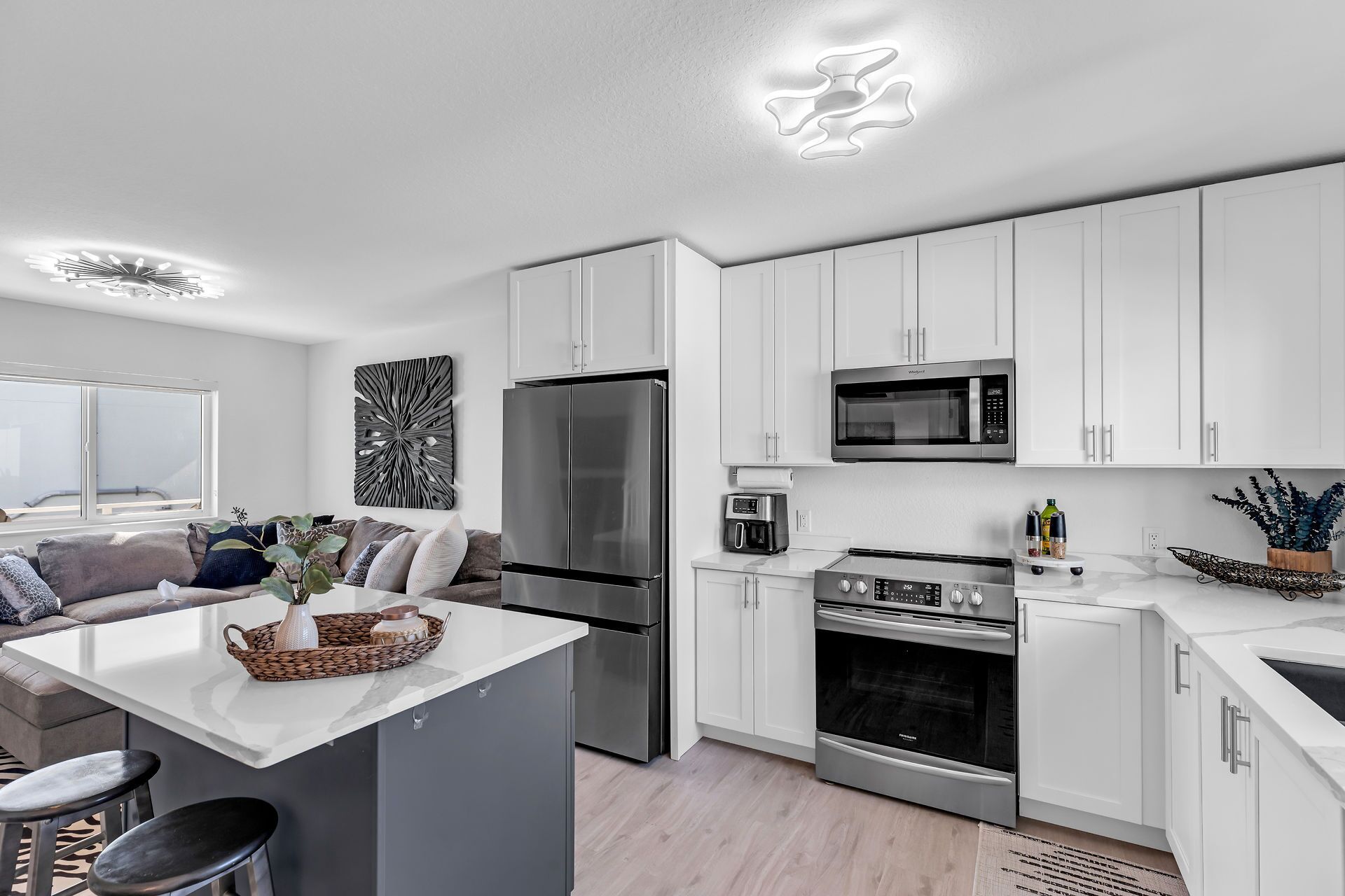 Full-size fridge, microwave, oven, stovetop