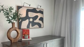 1 bedroom, Egyptian cotton sheets, premium bedding, pillowtop beds