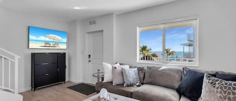 Télévision à écran plat, table de tennis de table