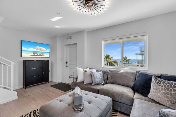 Flatskjerm-TV og bordtennis