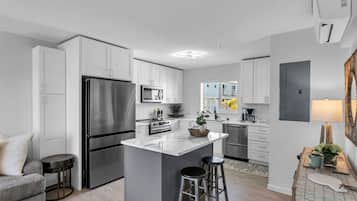 Full-size fridge, microwave, oven, stovetop