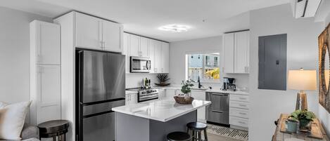 ثلاجة/مجمد بحجم كبير، ميكروويف، فرن، موقد طهي مسطح