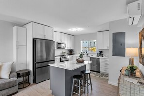 ثلاجة/مجمد بحجم كبير، ميكروويف، فرن، موقد طهي مسطح