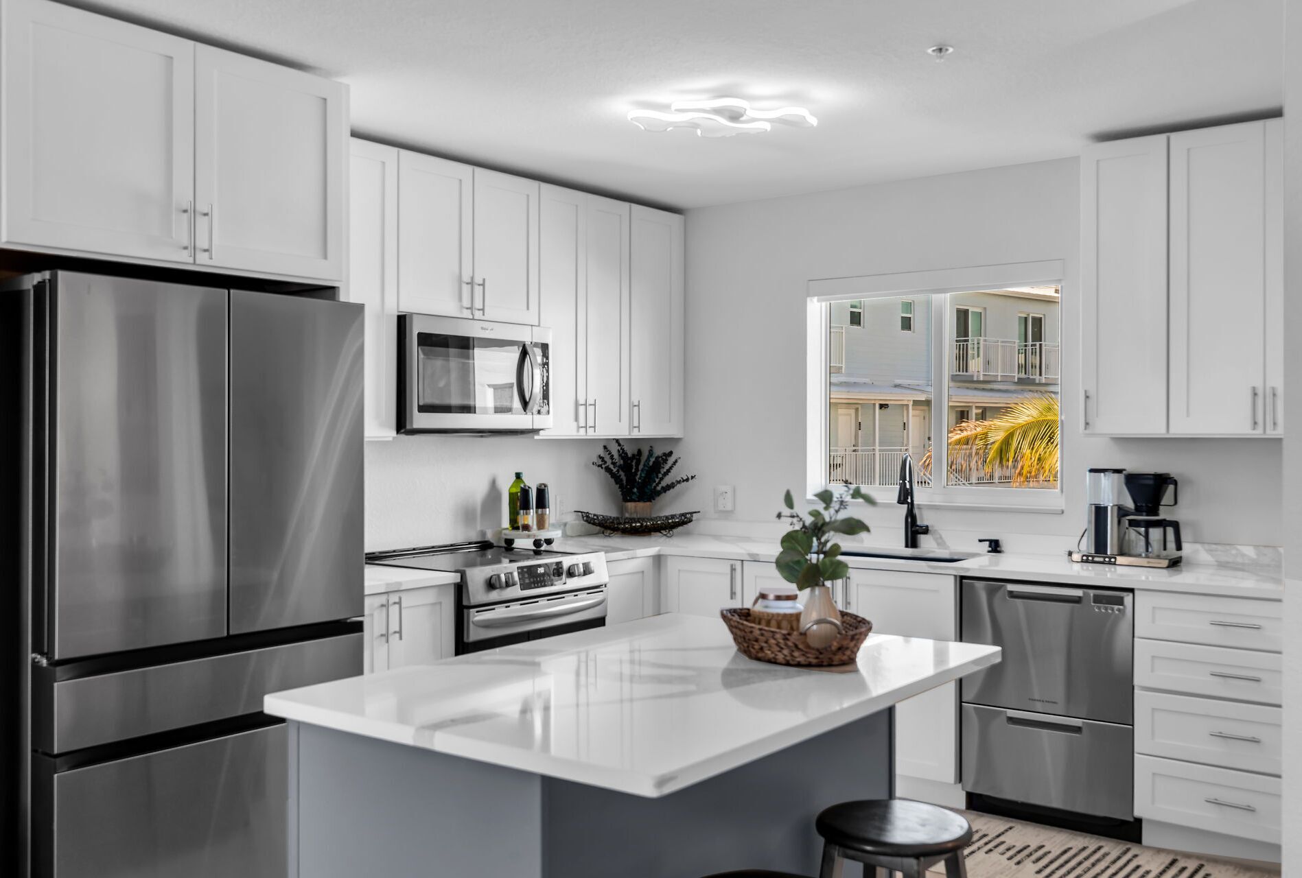 Full-sized fridge, microwave, oven, stovetop