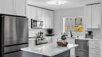 Full-sized fridge, microwave, oven, stovetop