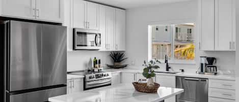 Full-sized fridge, microwave, oven, stovetop