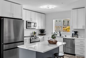 Full-size fridge, microwave, oven, stovetop - 1 Island Hideaway in the Keys (Marathon)