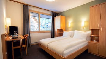 Double with Forest View | Allergivenligt sengetøj, minibar, pengeskab på værelset, skrivebord