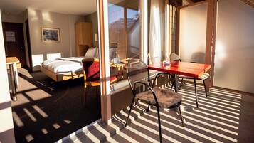 Habitación doble, balcón, vista a la montaña | Ropa de cama hipoalergénica y minibar