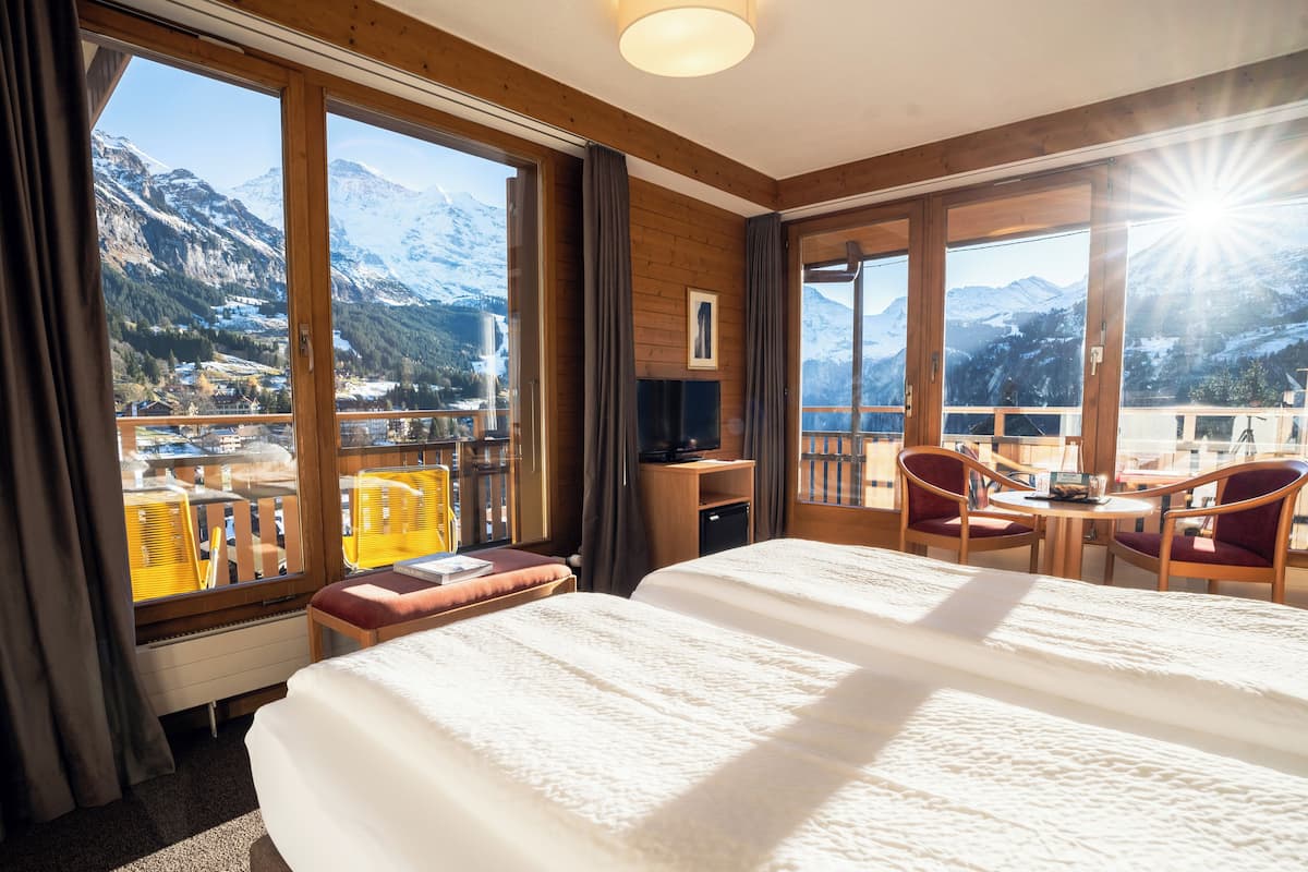 Panorama Jungfrau View Double with Balcony | Ropa de cama hipoalergénica, minibar, caja fuerte y escritorio